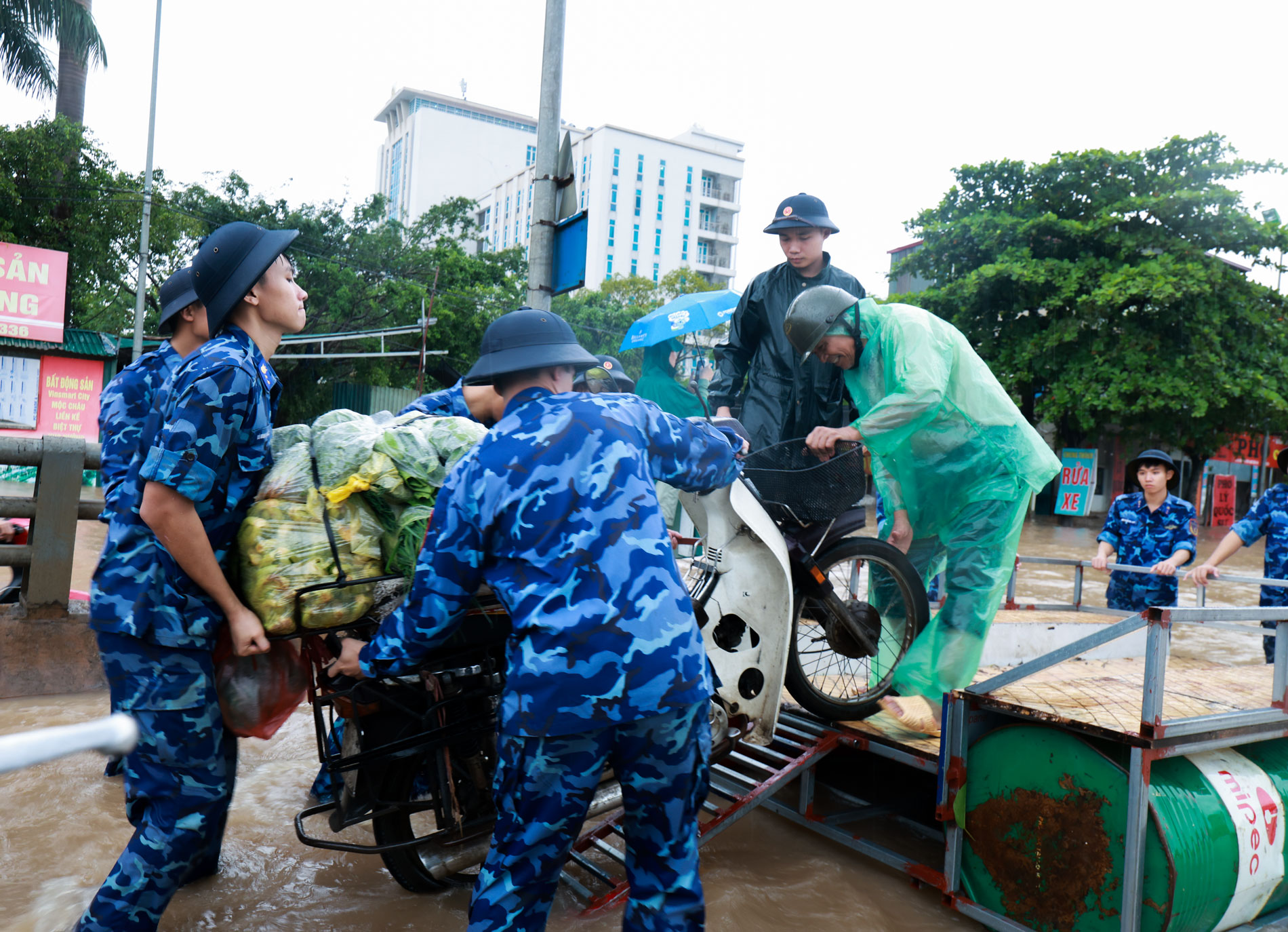 Giúp đỡ Cựu chiến binh Nguyễn Quang Minh, trú tại Miêu Nha. Giúp đỡ Cựu chiến binh Nguyễn Quang Minh, trú tại Miêu Nha.