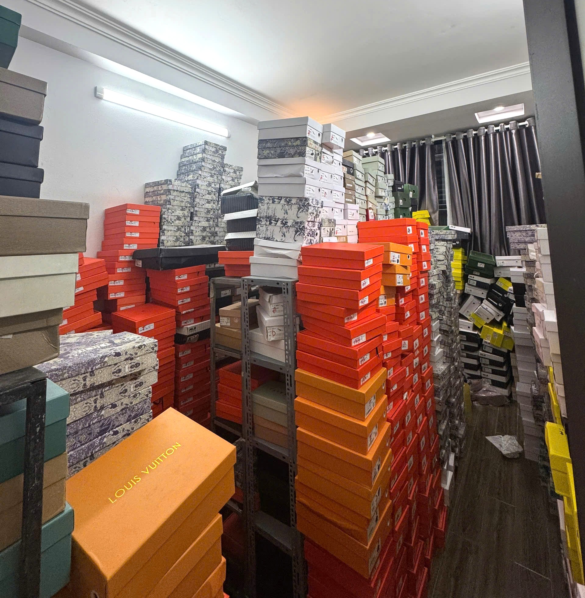 Lô hàng hóa vi phạm