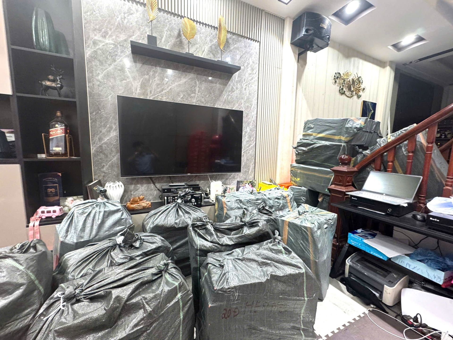 Lô hàng hóa vi phạm bị thu giữ