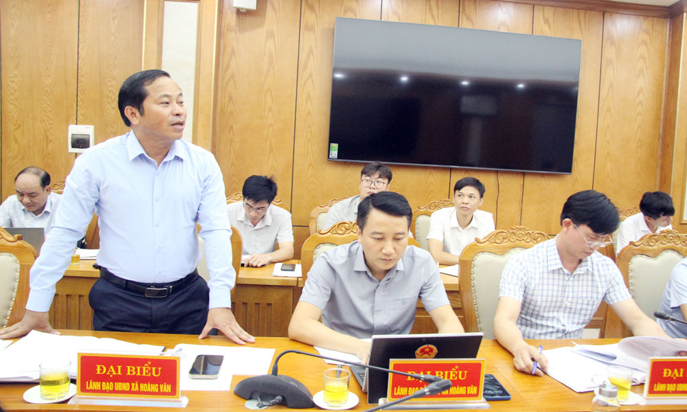 Lãnh đạo UBND xã Hoàng Vân đề xuất một số nội dung tại buổi làm việc.