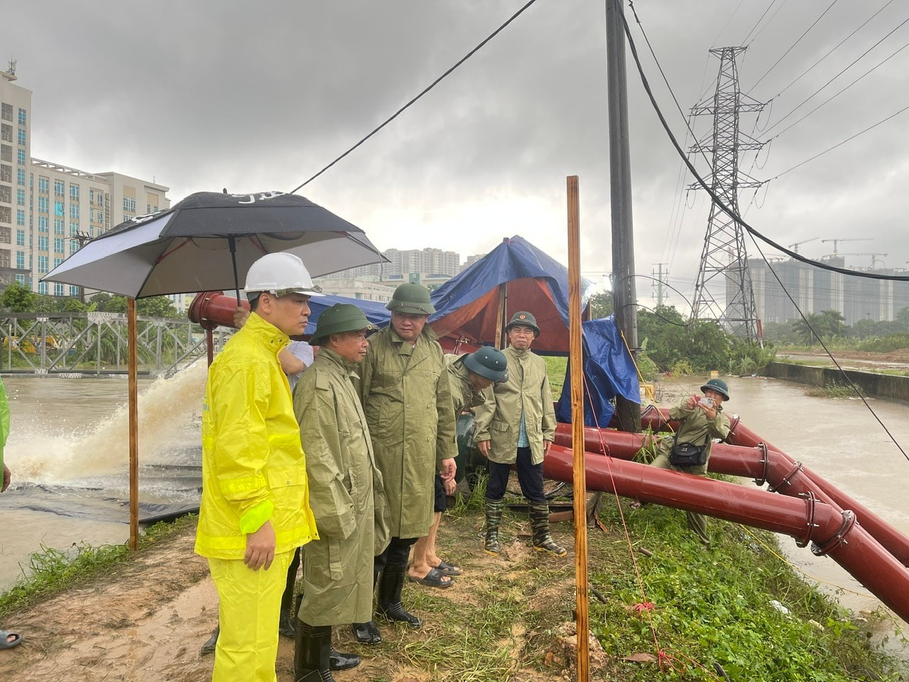 Phó chủ tịch UBND TP. Hà Nội thị sát, chỉ đạo công tác ứng phó với mưa bão