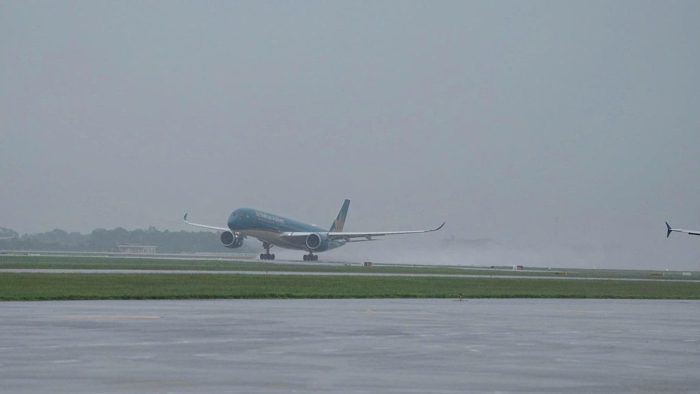 Mưa giông lớn trong sáng 7/10 ảnh hưởng đến hoạt động bay tại Nội Bài. Ảnh: NIA.