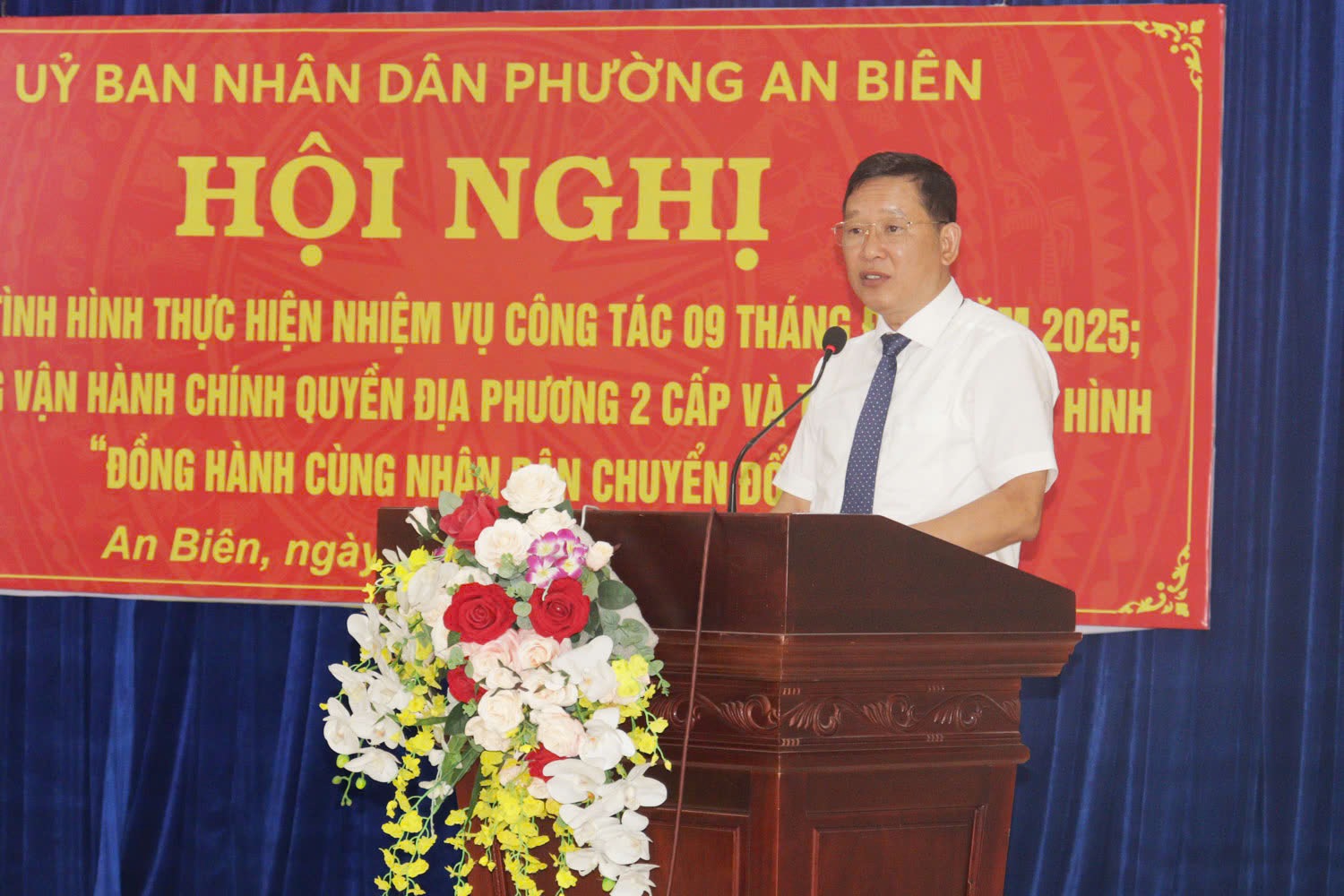 Đồng chí Nguyễn Xuân Ngọc, Phó Chủ tịch UBND phường báo cáo tại Hội nghị.