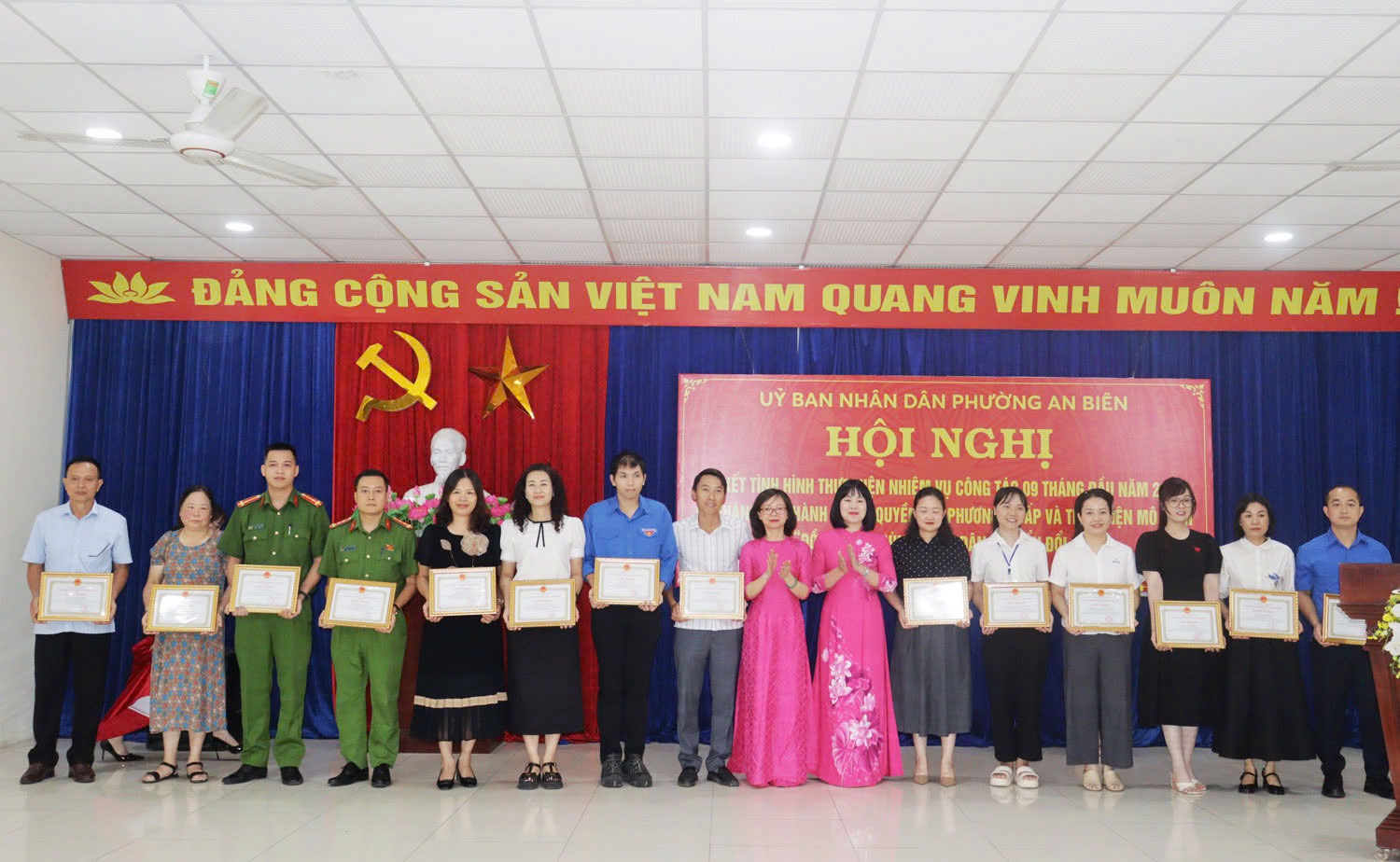 Các tập thể, cá nhân được khen thưởng.