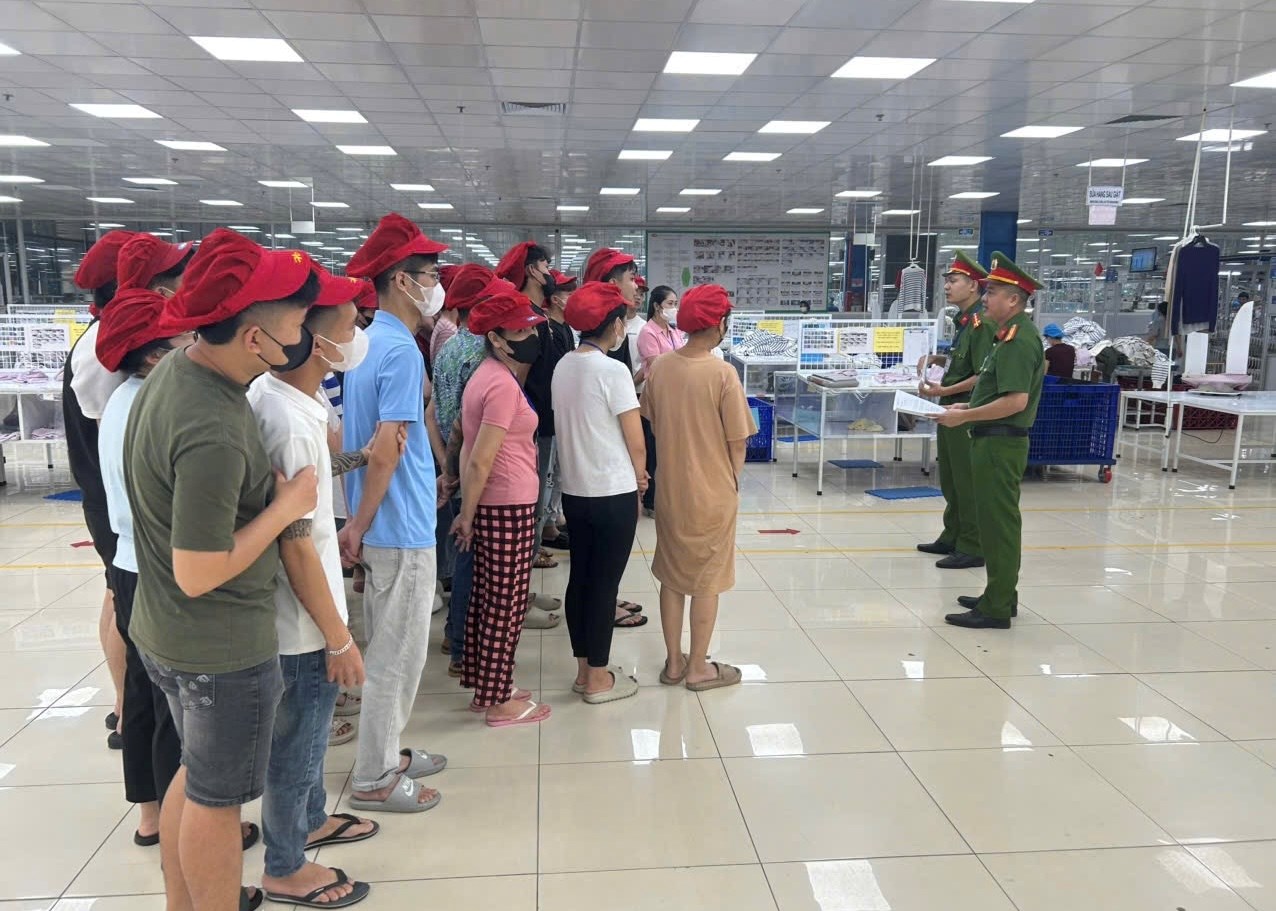 Công an Hải Phòng tuyên truyền an toàn giao thông và phòng chống ma túy cho công nhân tại các công ty trên địa bàn xã Hồng Châu