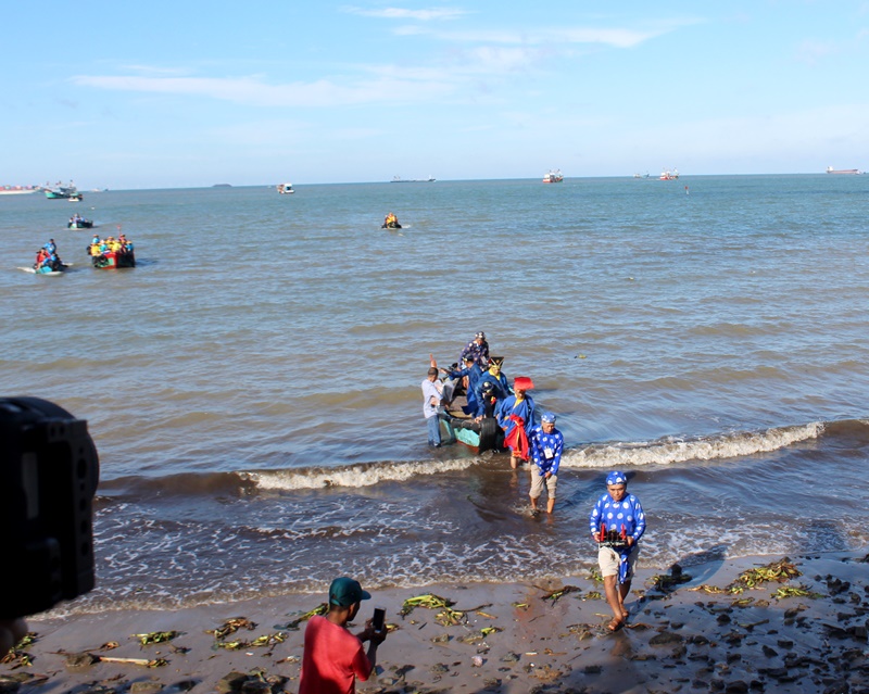 Đoàn thực hiện nghi lễ Nghinh Ông từ biển về bờ