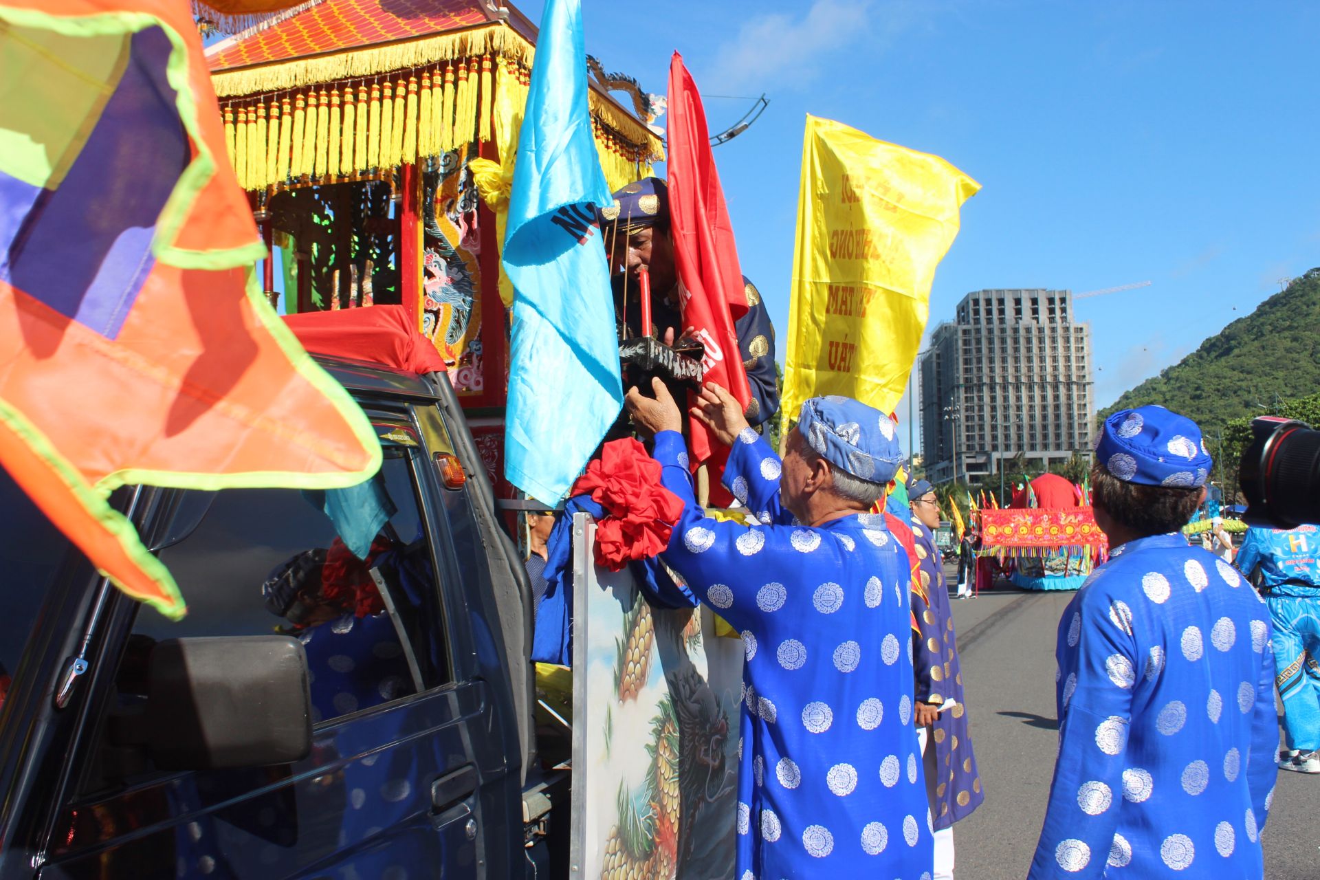 Hương và bài vị lễ nghinh Ông từ biển đưa lên xe rước về Đình thần Thắng Tam