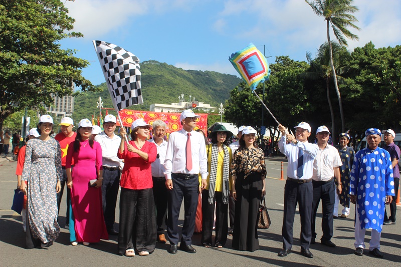 Đại diện Sở Du lịch, Sở Văn hóa và Thể thao TP HCM cùng lãnh đạo phường Vũng Tàu phất cờ thực hiễn lễ rước Ông về Đình thần