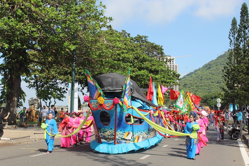 Xe rước hình ảnh biểu tượng cá Ông/Voi, thần Nam Hải