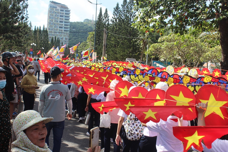 Những con diều rồng khổng lồ tại lễ rước Ông