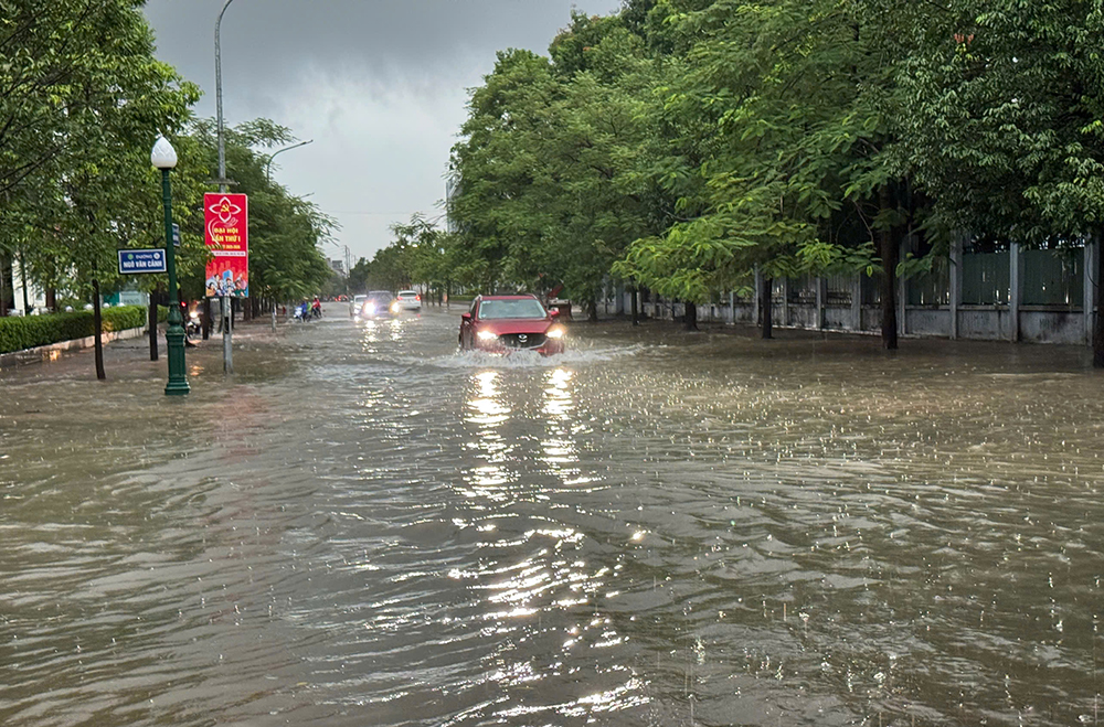 Khu vực liên cơ quan gần Quảng trường 3/2, phường Bắc Giang ngập sâu. Khu vực liên cơ quan gần Quảng trường 3/2, phường Bắc Giang ngập sâu.