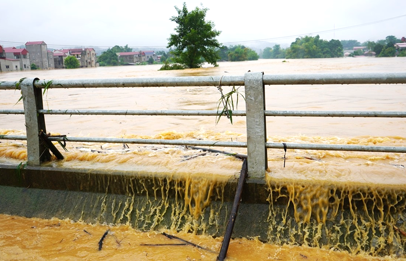 Nước tràn qua cầu Pác Luồng