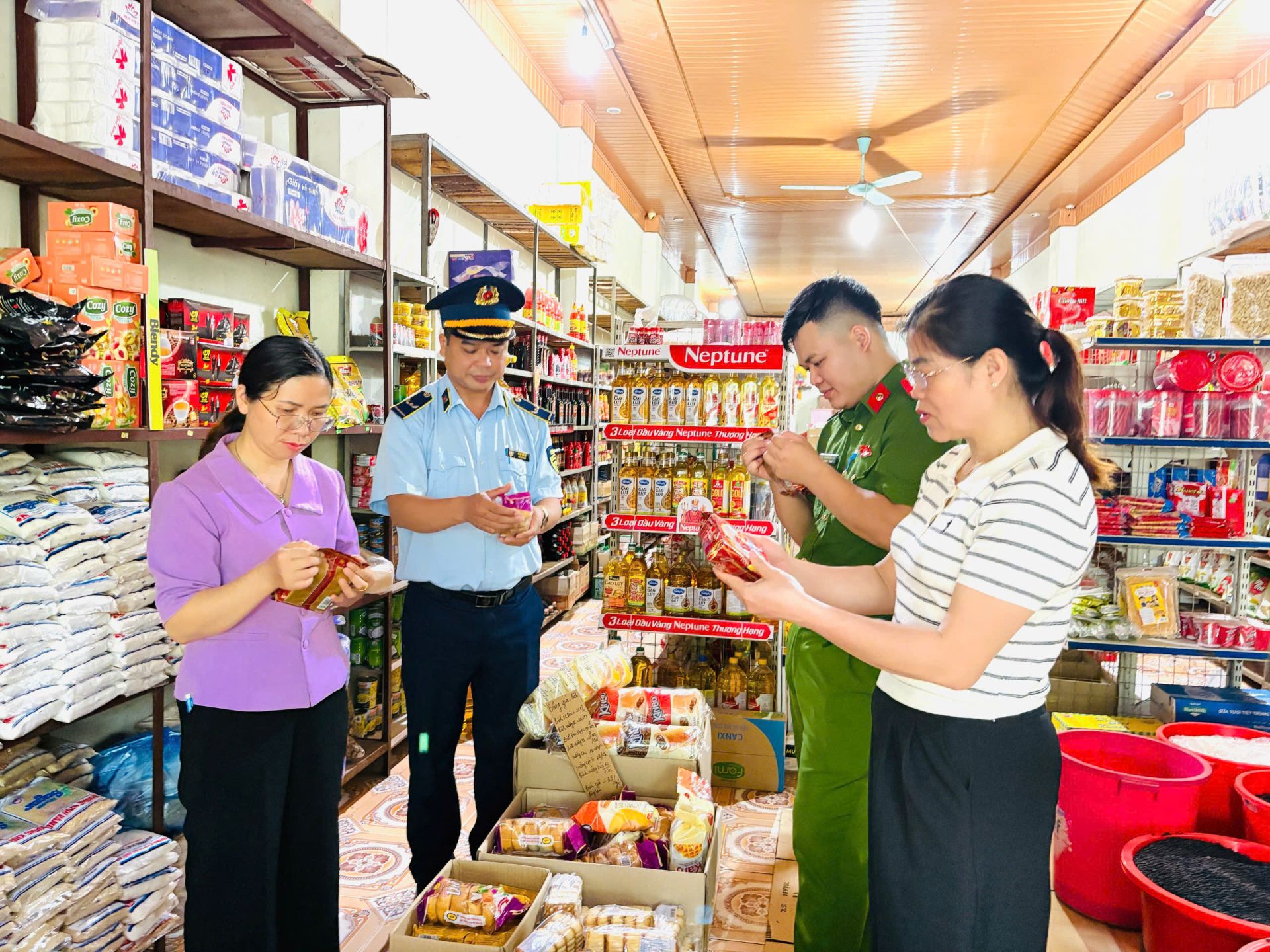 Lực lượng QLTT Lạng Sơn phối hợp kiểm tra hàng hóa
