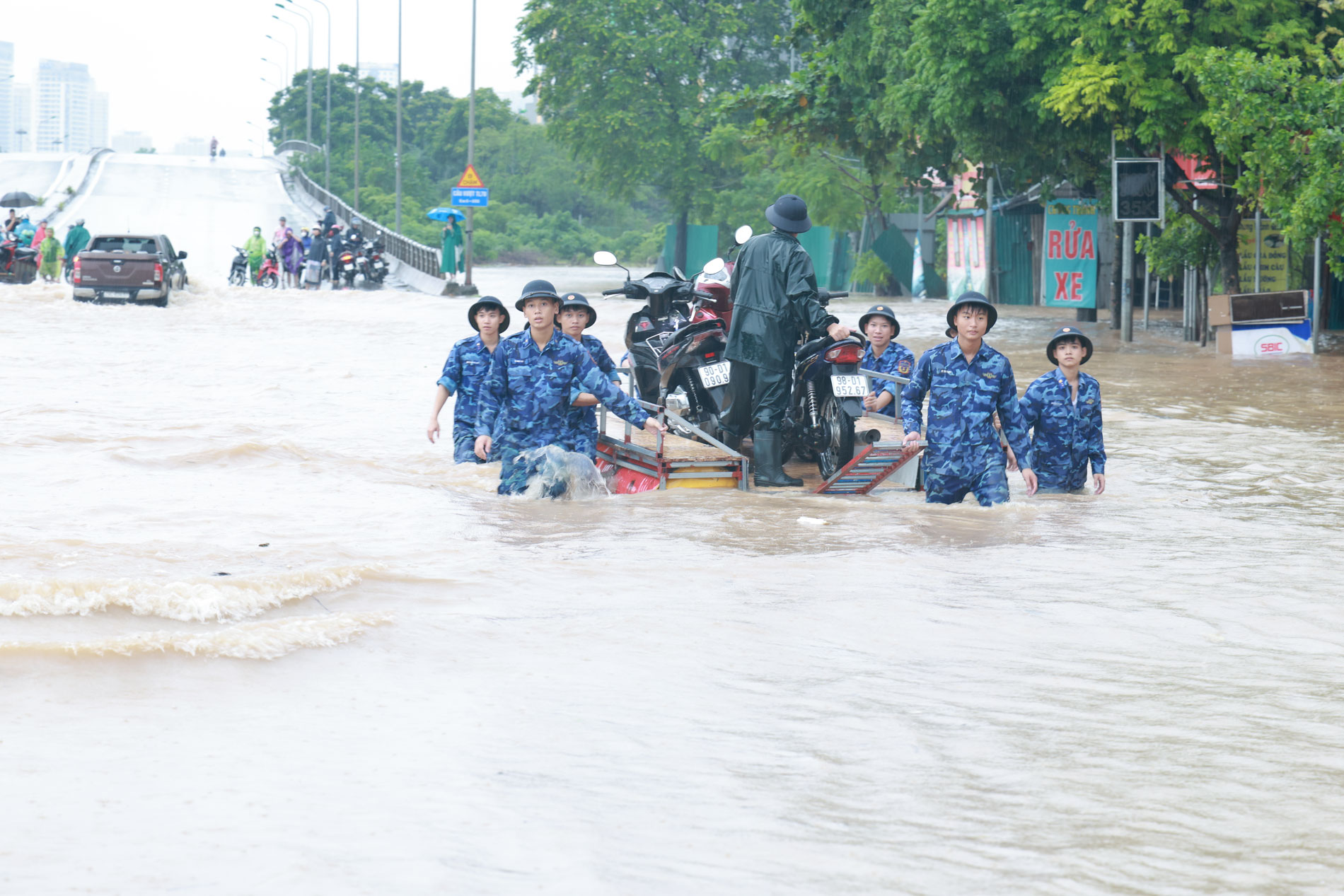 Lực lượng Cảnh sát biển đã giúp hàng trăm lượt người cùng phương tiện vượt qua đoạn ngập sâu gần 1m. Lực lượng Cảnh sát biển đã giúp hàng trăm lượt người cùng phương tiện vượt qua đoạn ngập sâu gần 1m.