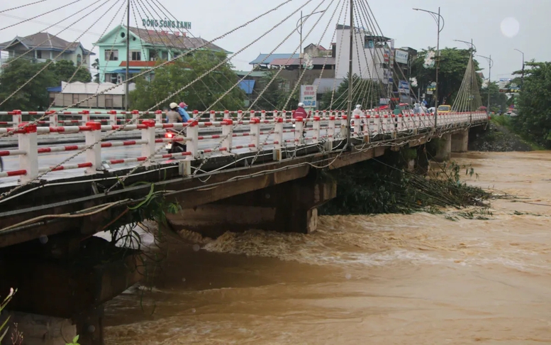 Mực nước sông Cầu tại cầu Gia Bẩy đang lên ở mức cao. Ảnh: Quốc Tùng