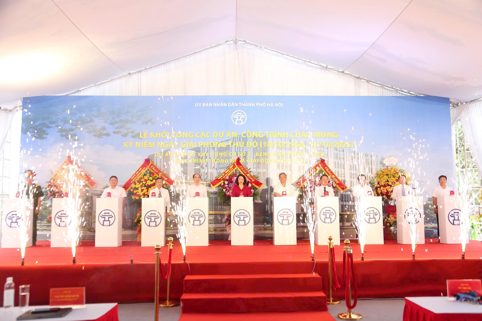 Các đại biểu thực hiện nghi thức khởi công dự án. Ảnh: PV