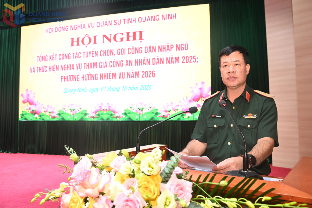 Thiếu tướng Lê Văn Long, Phó Tư lệnh Quân khu 3 phát biểu tại hội nghị.