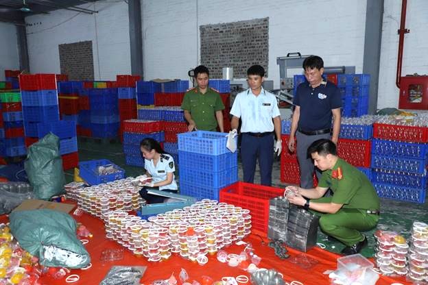 Lực lượng chức năng kiểm tra hàng hóa vi phạm