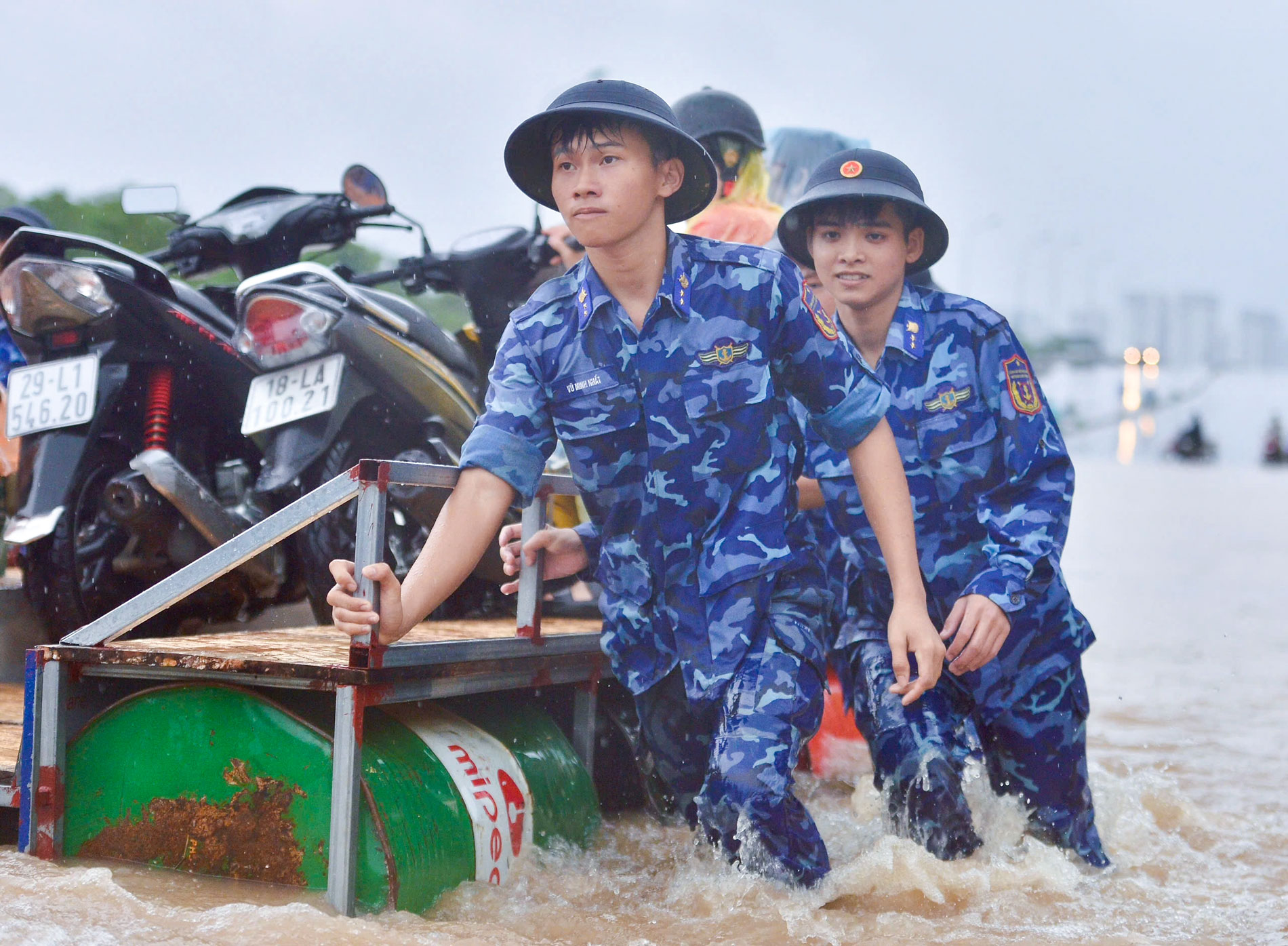 Phương tiện vận chuyển được các chiến sĩ gia cố từ thùng phuy, khung sắt Phương tiện vận chuyển được các chiến sĩ gia cố từ thùng phuy, khung sắt