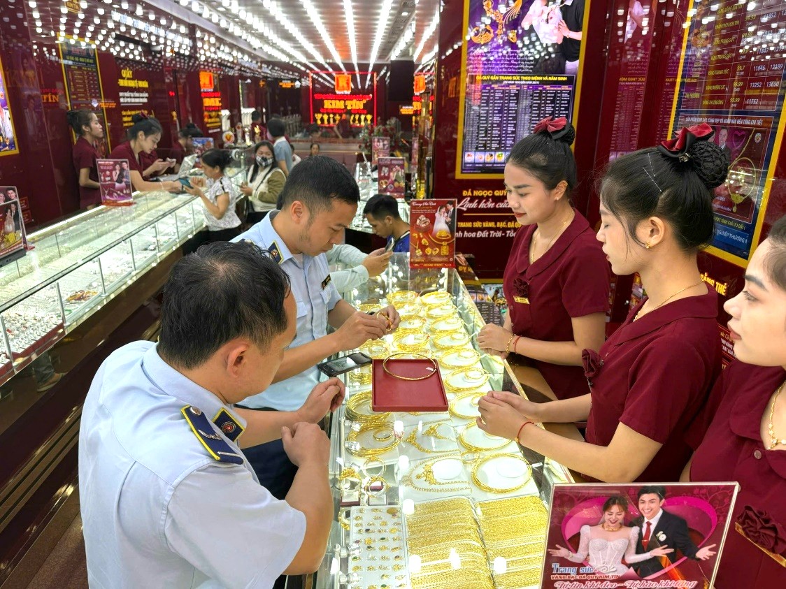 Lực lượng QLTT Cao Bằng kiểm tra cửa hàng kinh doanh vàng bạc