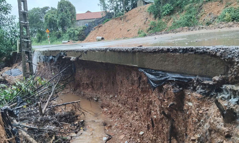 Một điểm xói lở đường giao thông thôn Luông Doan, xã Sơn Động.