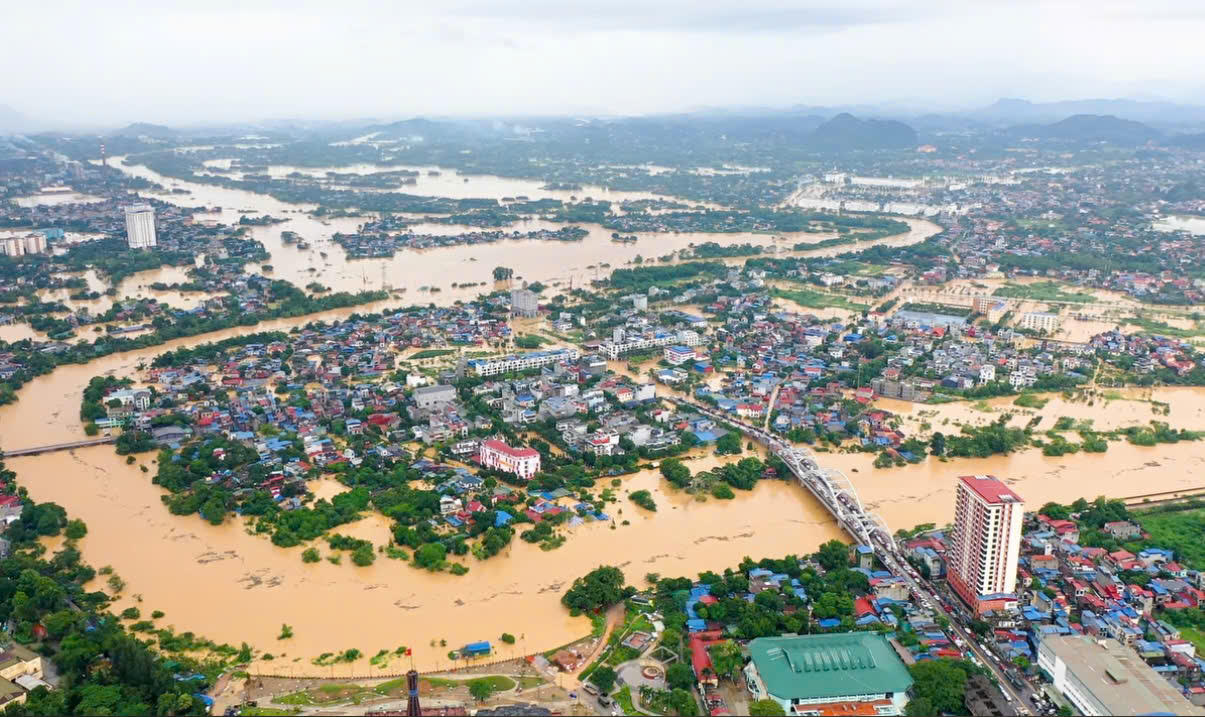 Mực nước trên sông Cầu dâng cao khiến nhiều khu vực của Thái Nguyên bị ngập sâu (Ảnh: Duy Khắc)