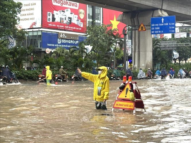 Công nhân làm nhiệm vụ thoát nước tại khu vực ngập sâu trên đường Nguyễn Trãi (Hà Nội). Ảnh: Quốc Lũy/TTXVN Công nhân làm nhiệm vụ thoát nước tại khu vực ngập sâu trên đường Nguyễn Trãi (Hà Nội). Ảnh: Quốc Lũy/TTXVN