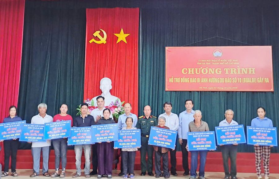 Đoàn hỗ trợ Trường Tiểu học Thạch Thắng (xã Thạch Lạc) 300 triệu đồng và Trường THCS Tân Vịnh (phường Trần Phú) 300 triệu đồng. Đoàn hỗ trợ Trường Tiểu học Thạch Thắng (xã Thạch Lạc) 300 triệu đồng và Trường THCS Tân Vịnh (phường Trần Phú) 300 triệu đồng.