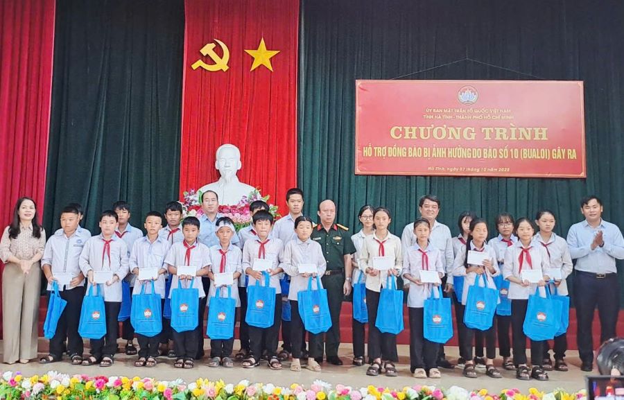 Đoàn trao hỗ trợ sửa chữa nhà ở cho 10 hộ, mỗi hộ 30 triệu đồng. Đoàn trao hỗ trợ sửa chữa nhà ở cho 10 hộ, mỗi hộ 30 triệu đồng.