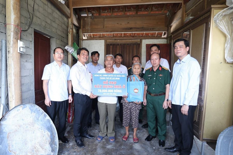 Đoàn hỗ trợ xây nhà mới cho gia đình ông Nguyễn Hữu Thành. Đoàn hỗ trợ xây nhà mới cho gia đình ông Nguyễn Hữu Thành.