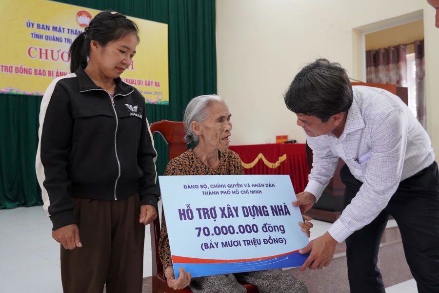 Đồng chí Bùi Thanh Nhân trao hỗ trợ các hộ dân có nhà sập do bão số 10.