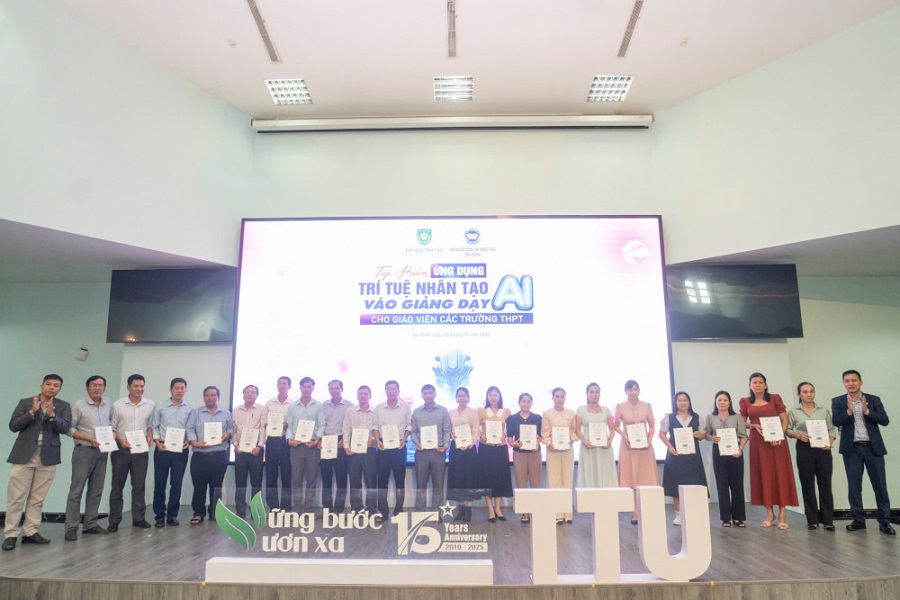 Trường Đại học Tân Tạo: Tập huấn ứng dụng trí tuệ nhân tạo vào giảng dạy cho giáo viên THPT