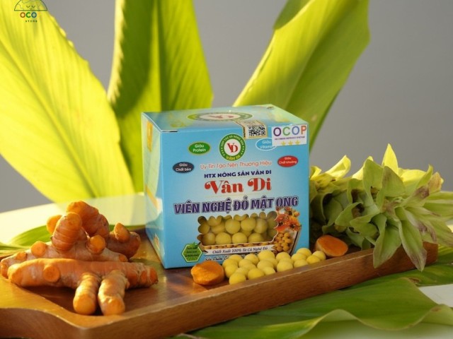 Bộ sản phẩm tinh bột nghệ đỏ và viên nghệ đỏ mật ong của Hợp tác xã nông sản Vân Di (xã Trường Phú).