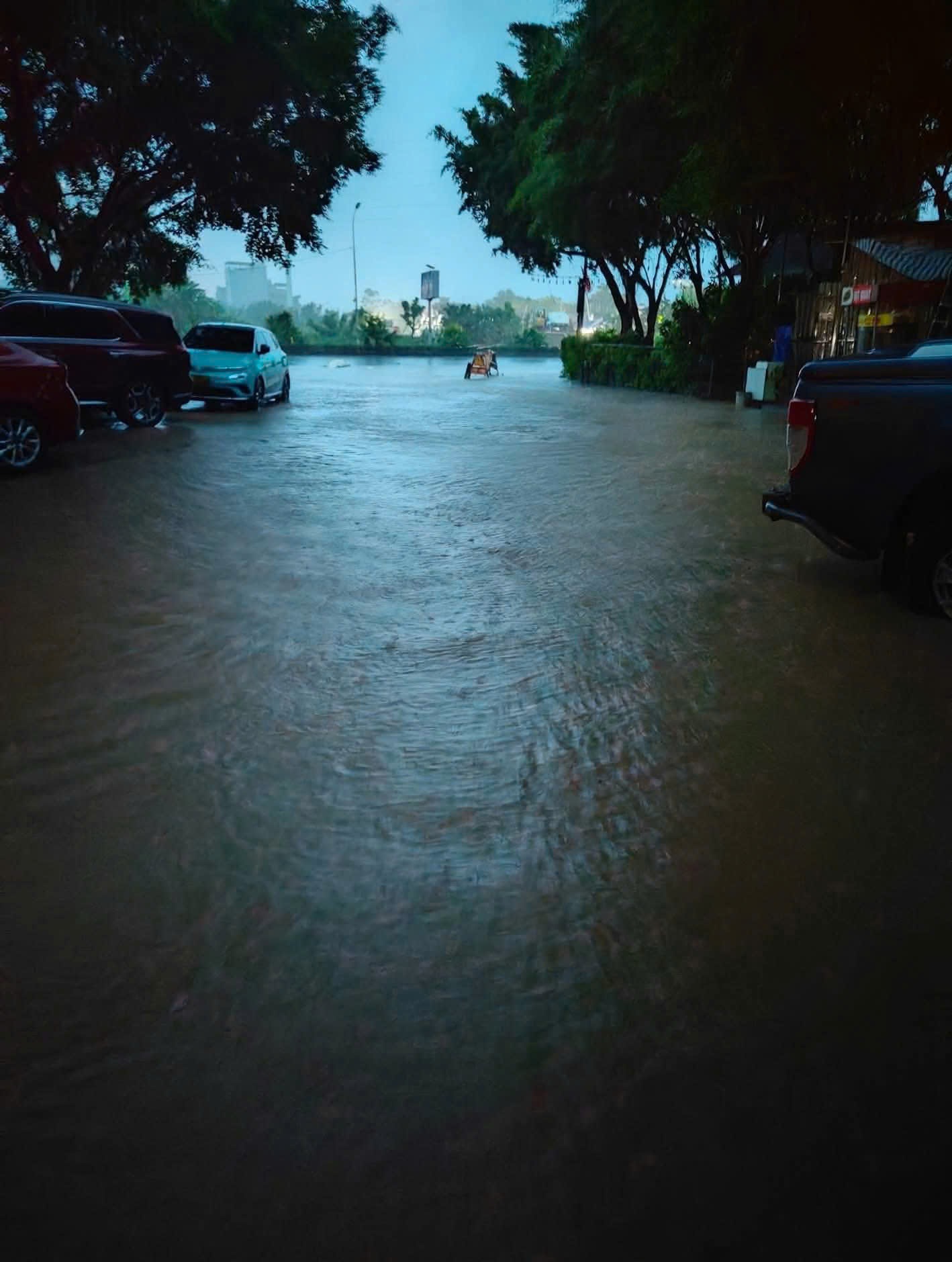 Càng về sáng, mưa càng nặng hạt Càng về sáng, mưa càng nặng hạt