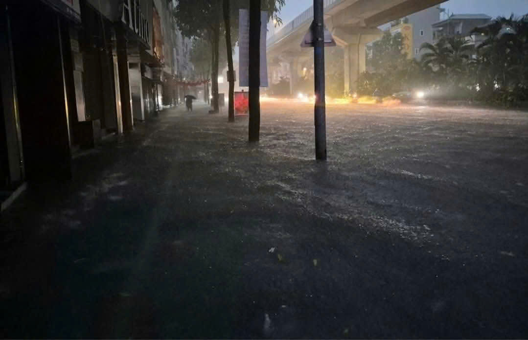 Sau cơn mưa lớn, nhiều tuyến đường của Hà Nội ngập sâu Sau cơn mưa lớn, nhiều tuyến đường của Hà Nội ngập sâu