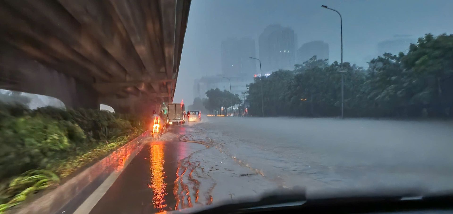 Đường Phạm Hùng đoạn từ tòa nhà Kengnam hướng đi bến xe Mỹ Đình Đường Phạm Hùng đoạn từ tòa nhà Kengnam hướng đi bến xe Mỹ Đình