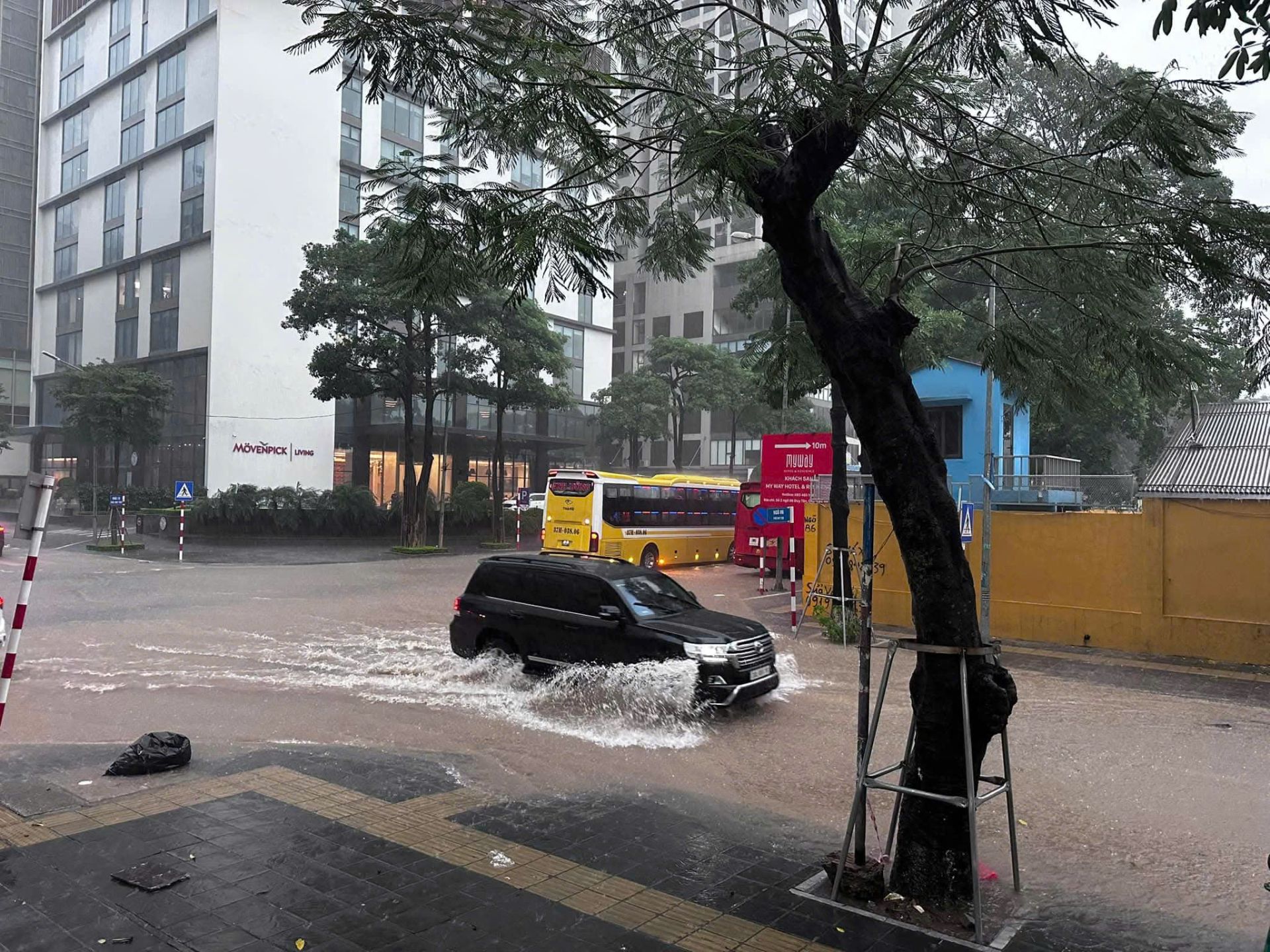 Hàng loạt tuyến đường ở Hà Nội bị ngập sâu sau trận mưa lớn