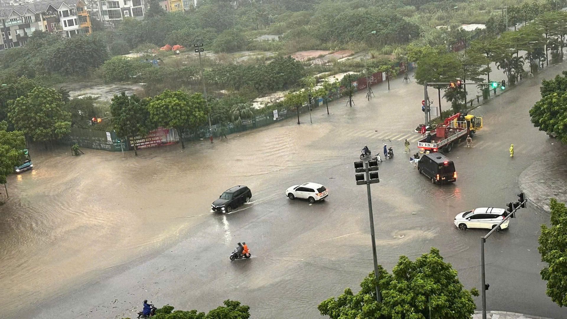 Sau mỗi trận mưa, đường Dương Đình Nghệ chìm sâu trong biển nước Sau mỗi trận mưa, đường Dương Đình Nghệ chìm sâu trong biển nước