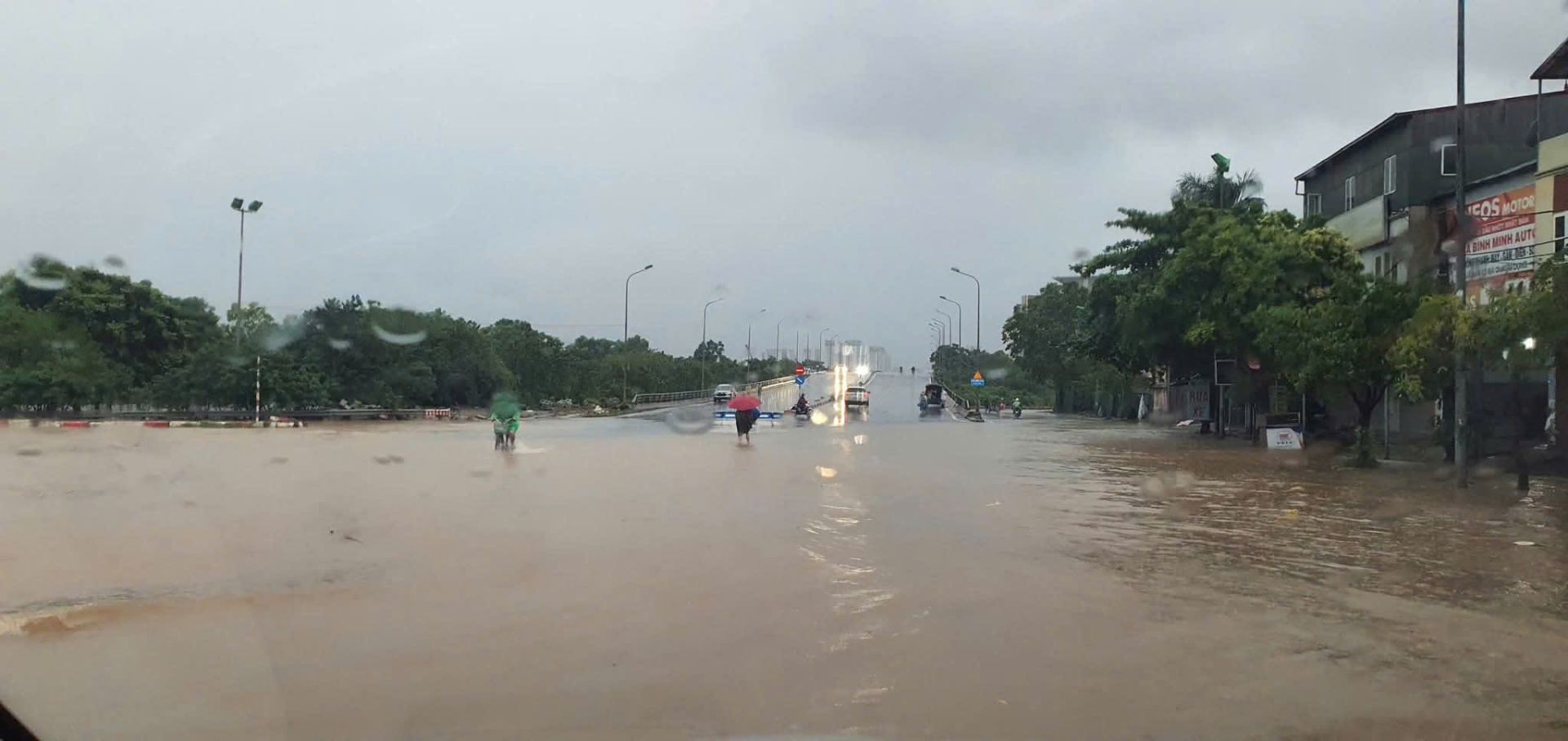 Cầu vượt Tây Mỗ ngập sâu khiến cho nhiều phương tiện khó di chuyển Cầu vượt Tây Mỗ ngập sâu khiến cho nhiều phương tiện khó di chuyển