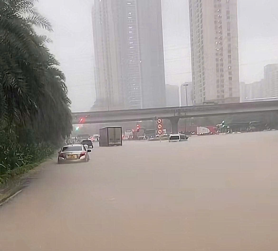 Đường Đại lộ Thăng Long ngập sâu khiến cho nhiều phương tiện chết máy