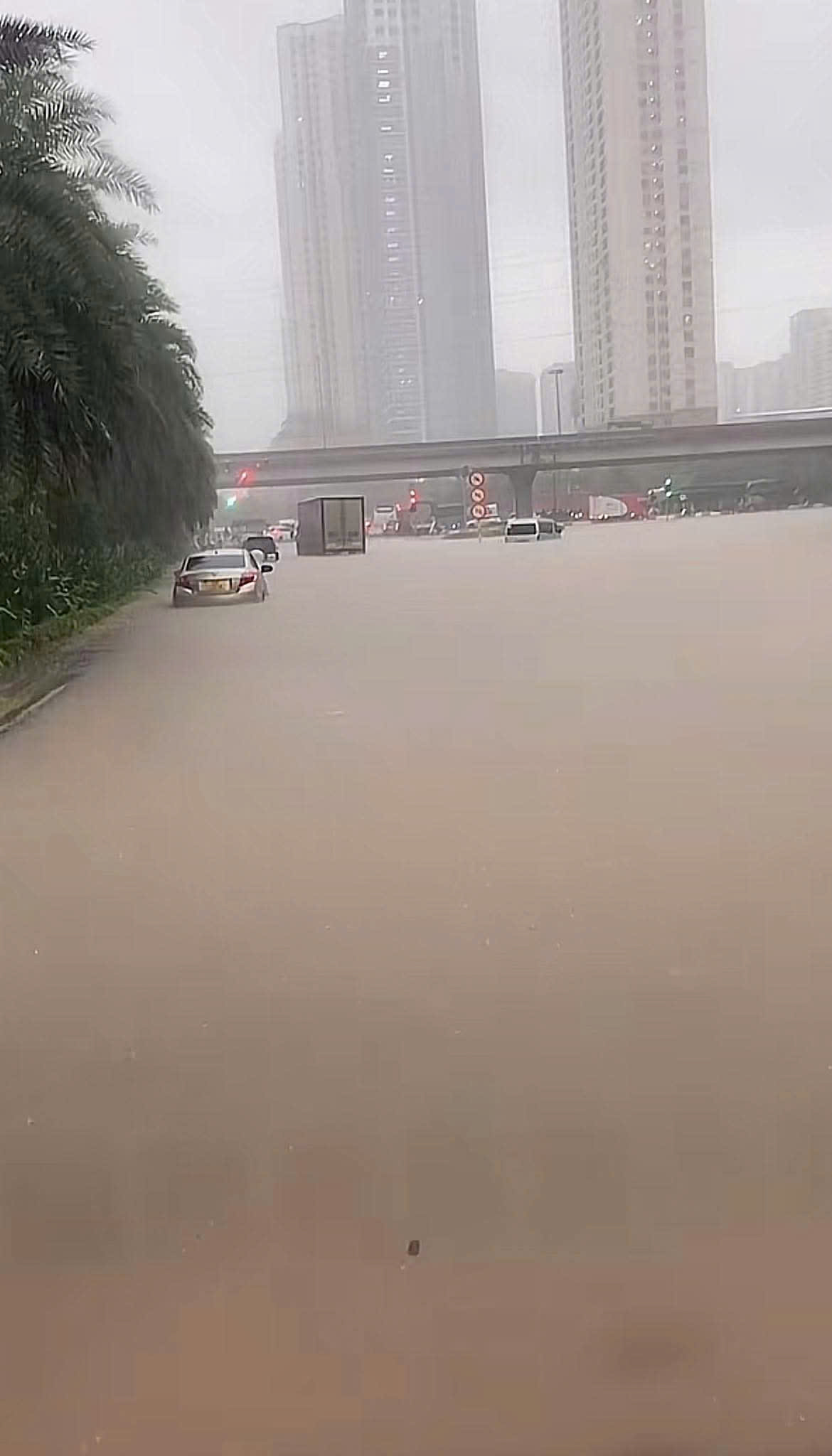 Đường Đại lộ Thăng Long ngập sâu khiến cho nhiều phương tiện chết máy Đường Đại lộ Thăng Long ngập sâu khiến cho nhiều phương tiện chết máy