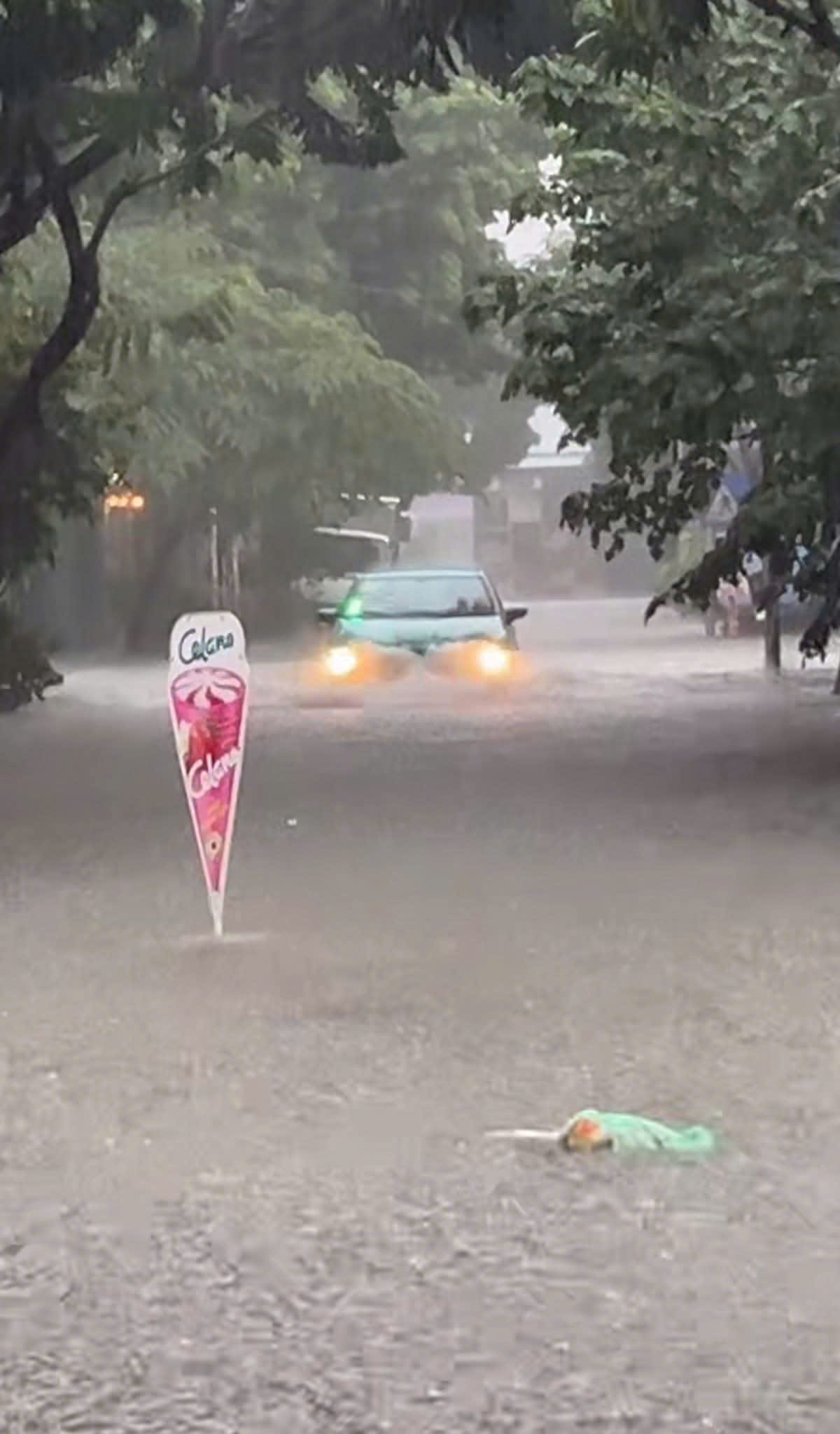 Đường Yên Xá ngập sâu khiến phương tiện di chuyển khó khăn Đường Yên Xá ngập sâu khiến phương tiện di chuyển khó khăn