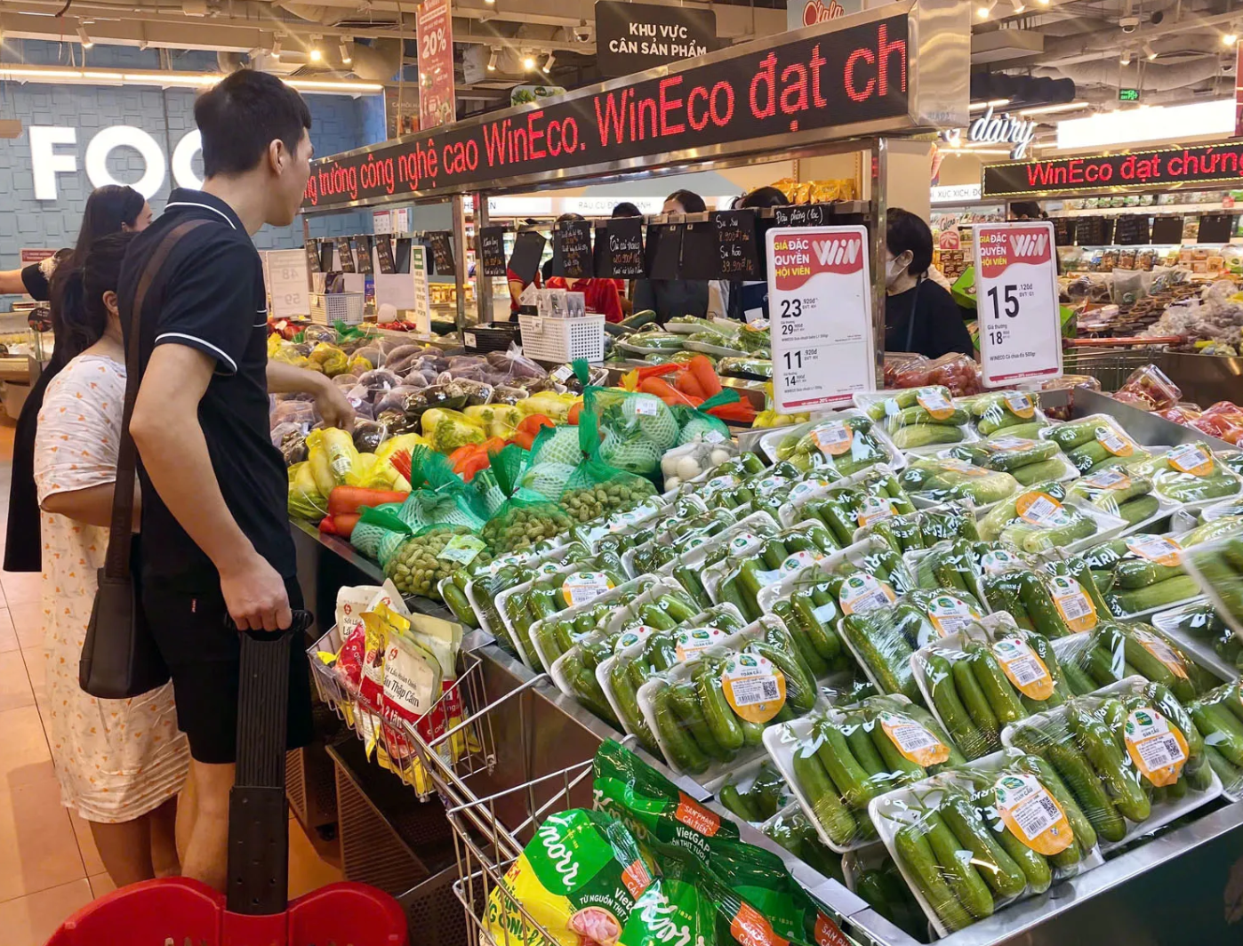 Người tiêu dùng mua sắm tại hệ thống siêu thị Win Mart. Ảnh: Hoài Nam