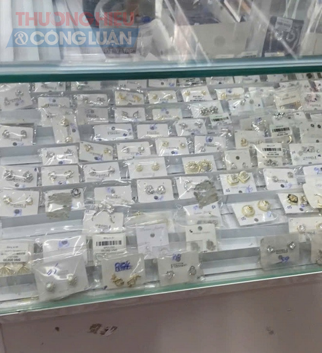 Quầy phụ kiện thời trang bày bán ngay lối cửa ra vào Quầy phụ kiện thời trang bày bán ngay lối cửa ra vào