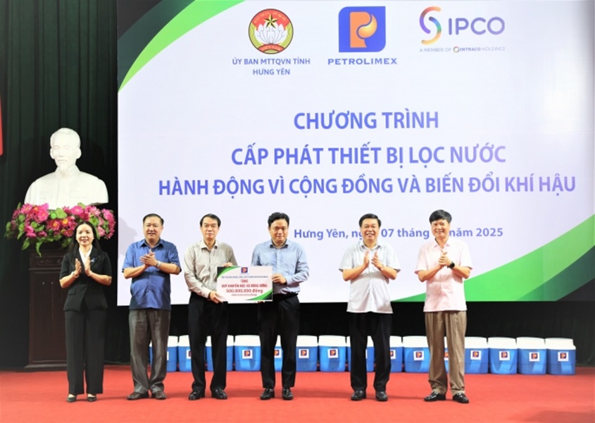 Lãnh đạo Petrolimex trao 500 triệu đồng tặng Quỹ khuyến học xã Đông Hưng, tỉnh Hưng Yên