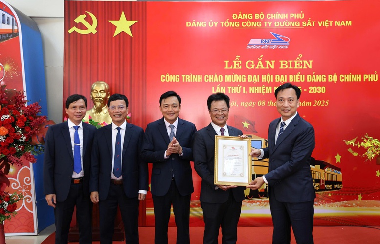 Phó Bí thư Đảng ủy Chính phủ Lại Xuân Lâm trao quyết định của Ban Thường vụ Đảng ủy Chính phủ công nhận công trình chào mừng Đại hội đại biểu Đảng bộ Chính phủ lần thứ I, cho đại diện Đảng ủy Tổng công ty Đường sắt Việt Nam