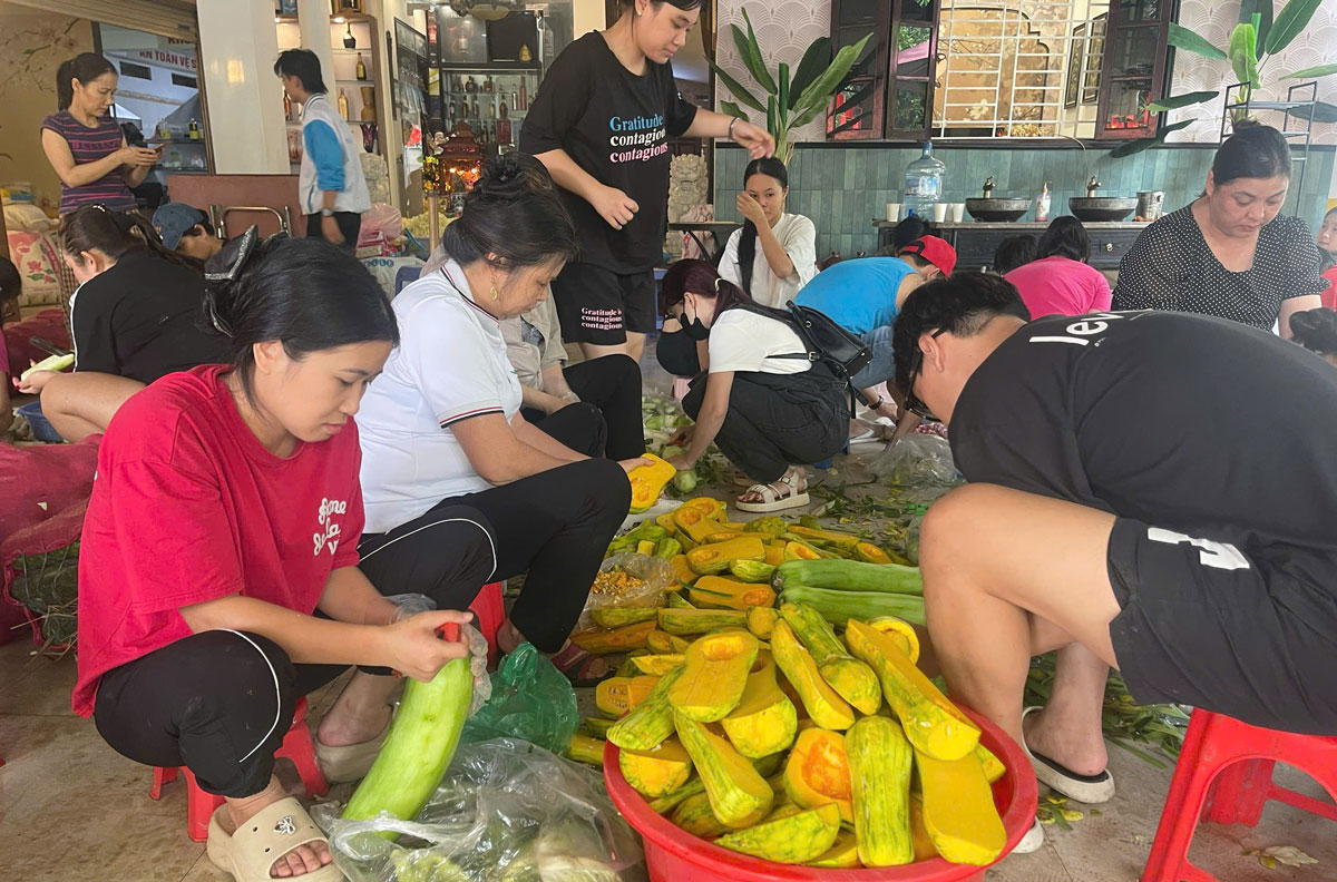Mọi người chung tay chuẩn bị nguyên liệu, nấu những suất cơm để hỗ trợ các trường hợp khó khăn do mưa lũ.