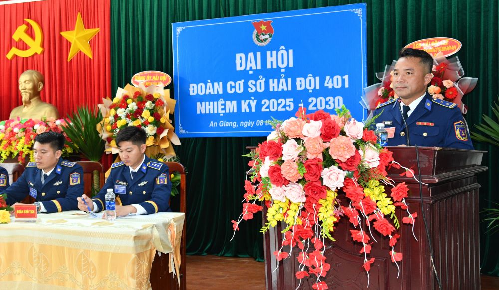 Trung tá Nguyễn Văn Niệm - Bí thư Đảng ủy, Chính trị viên Hải đội 401 phát biểu chỉ đạo Đại hội