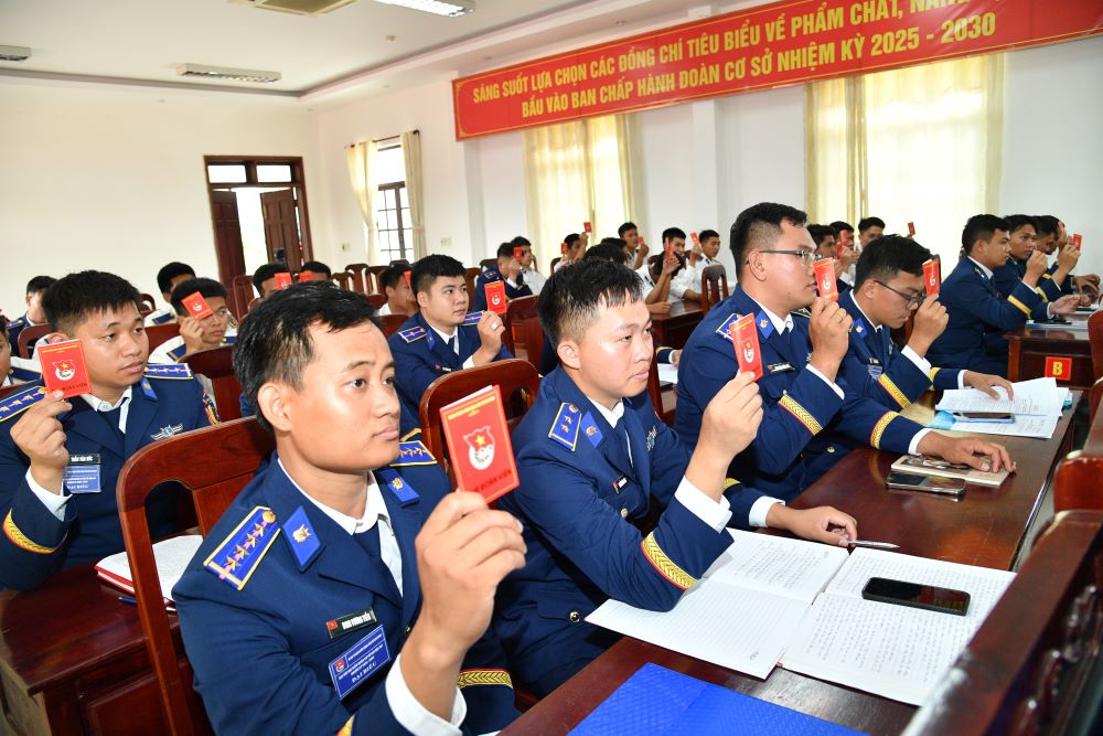 Các đại biểu thông qua nghị quyết đại hội