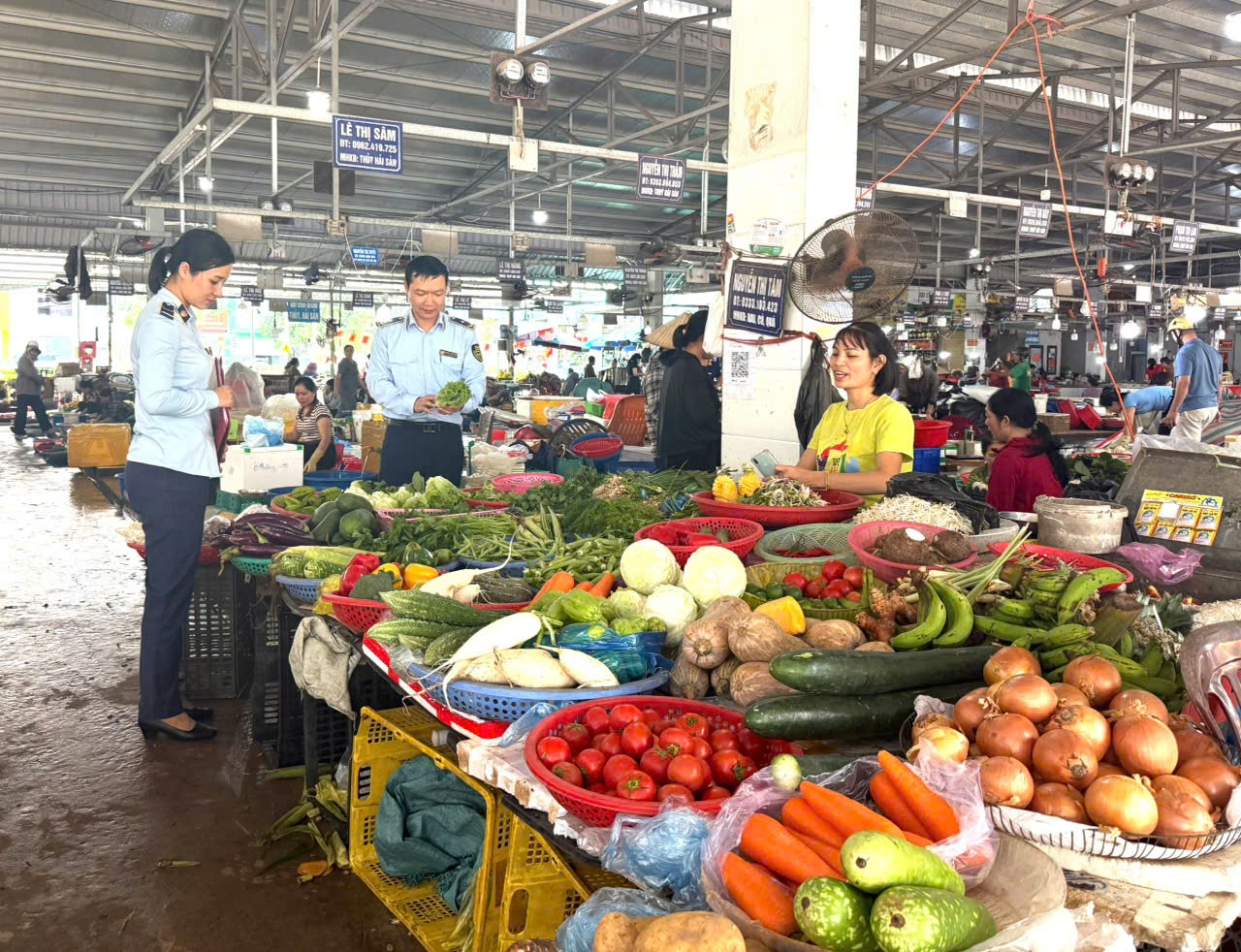 tuyên truyền, giám sát, nắm tình hình cung ứng hàng hoá tại Chợ Điện Biên, Phường Hạc Thành, tỉnh Thanh Hóa